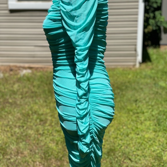 A long sleeve green dress - Picture 3 of 4